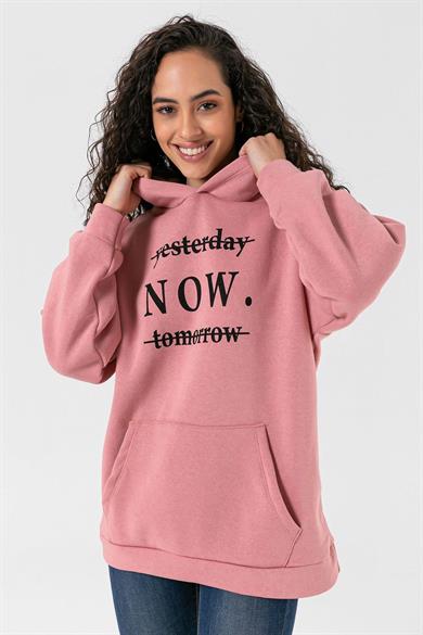 Kadın Önü Baskılı Kapüşonlu Kanguru Cepli Üç İplik Oversize Sweatshirt