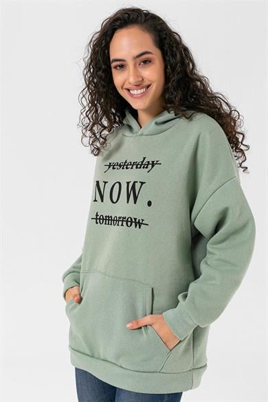 Kadın Önü Baskılı Kapüşonlu Kanguru Cepli Üç İplik Oversize Sweatshirt