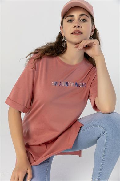 Kadın Önü Yazı Nakışlı Yan Yırtmaçlı Duble Kol Oversize Tişört