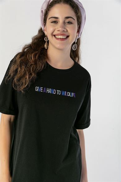 Kadın Önü Yazı Nakışlı Yan Yırtmaçlı Duble Kol Oversize Tişört