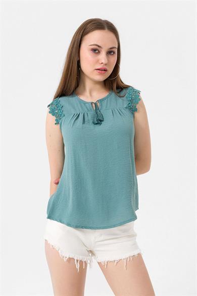 Kadın Yakası Bağlamalı Kolları Dantel Detaylı Kolsuz Bluz 240469 -