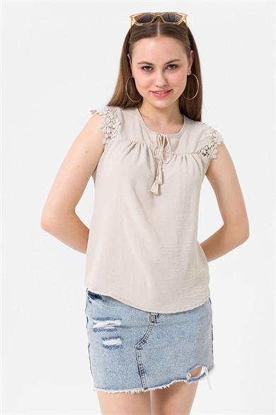 Kadın Yakası Bağlamalı Kolları Dantel Detaylı Kolsuz Bluz 240469 -