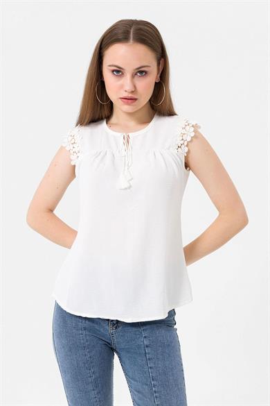 Kadın Yakası Bağlamalı Kolları Dantel Detaylı Kolsuz Bluz 240469 -