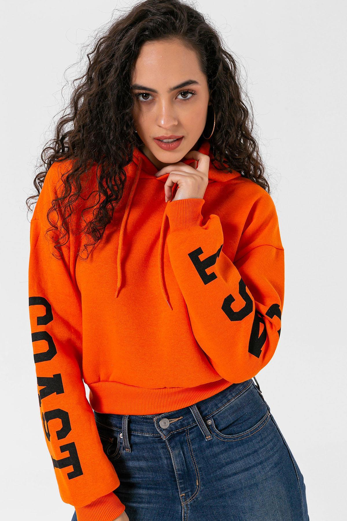 Kadın Kolları Baskılı Kapüşonlu Üç İplik Kısa Sweatshirt