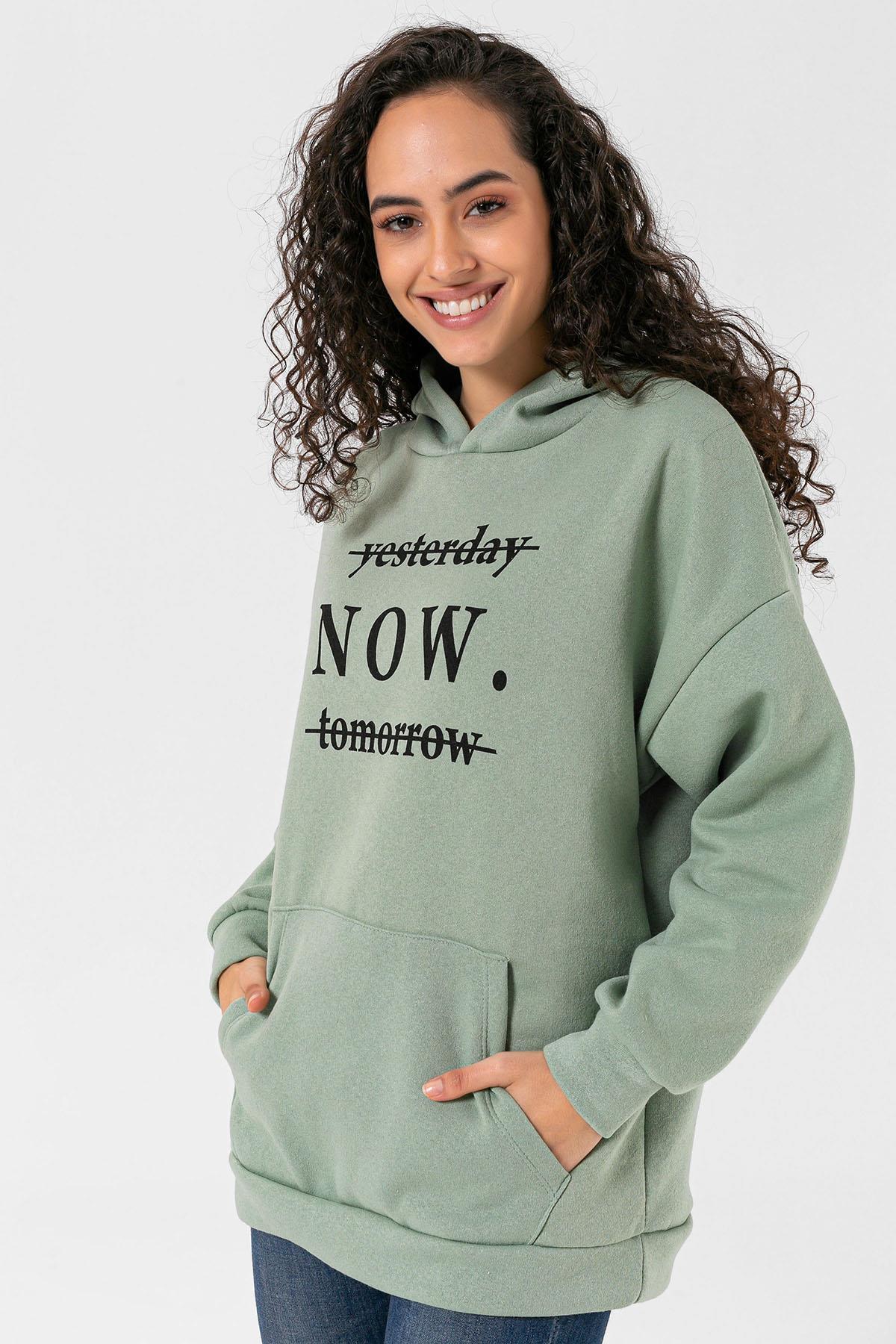 Kadın Önü Baskılı Kapüşonlu Kanguru Cepli Üç İplik Oversize Sweatshirt