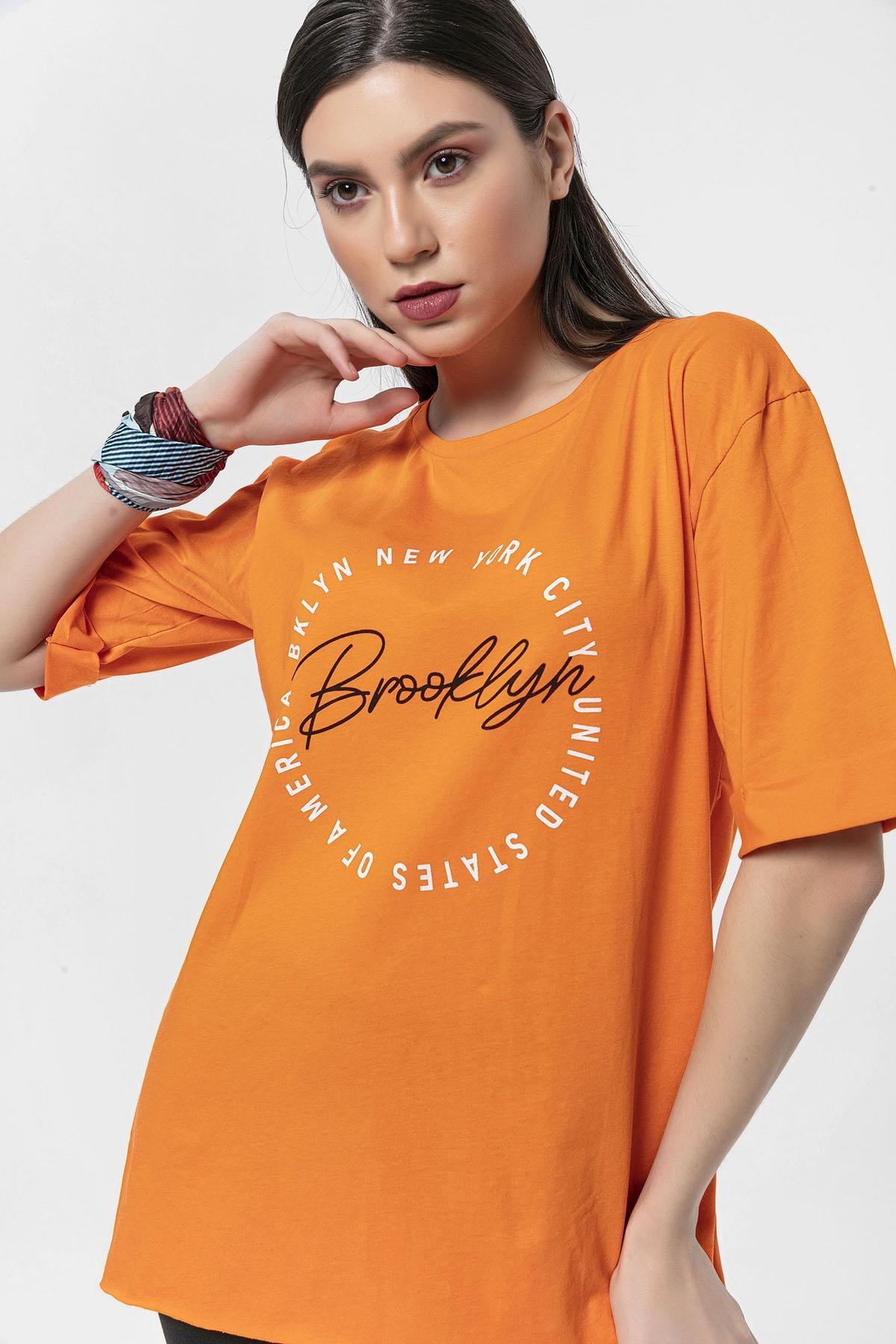 Kadın Önü Baskılı Yan Yırtmaç Detaylı Oversize T-Shirt
