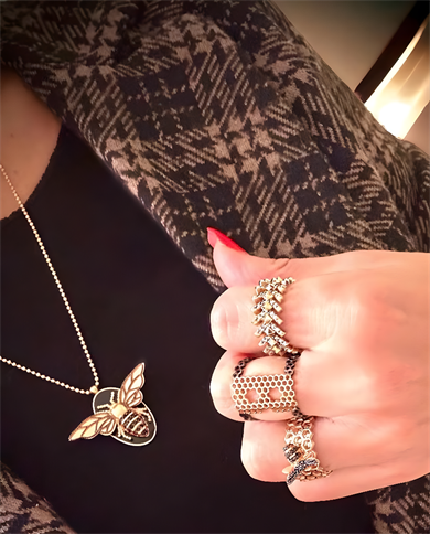 Pırlantalı Madalyon Arı Kolye