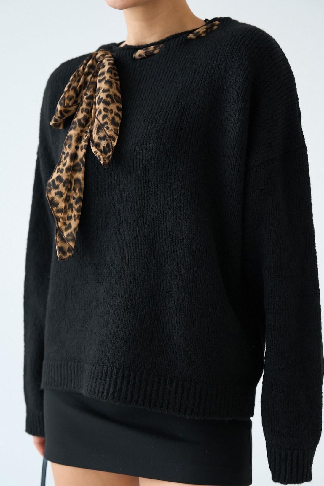 LEOPAR FULARLI SİYAH KAZAK