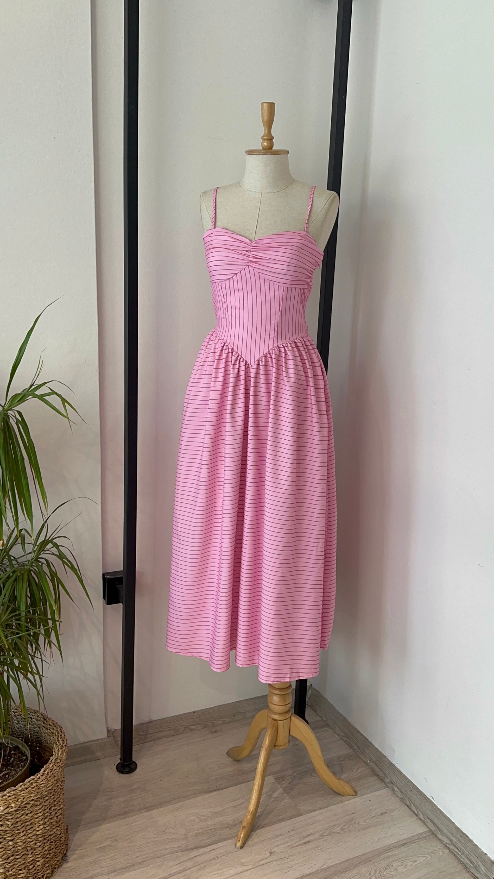 PEMBE ASKILI ÇİZGİLİ ELBİSE