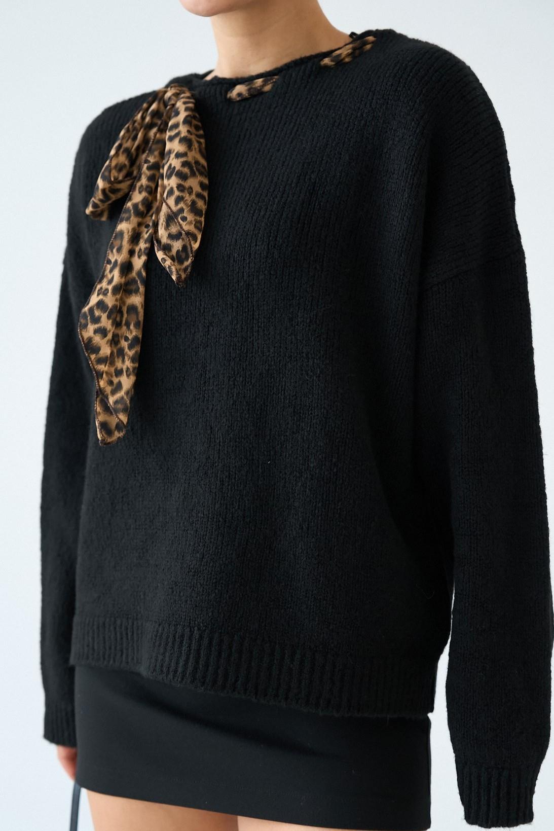 LEOPAR FULARLI SİYAH KAZAK