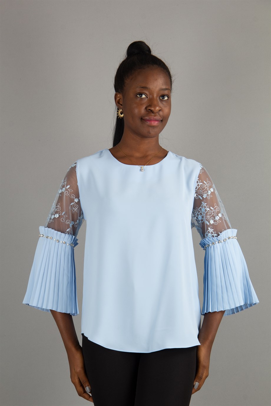 Blouse Plissee A Col Bateau Et Manches En Dentelle Bleu Bebe Vannes