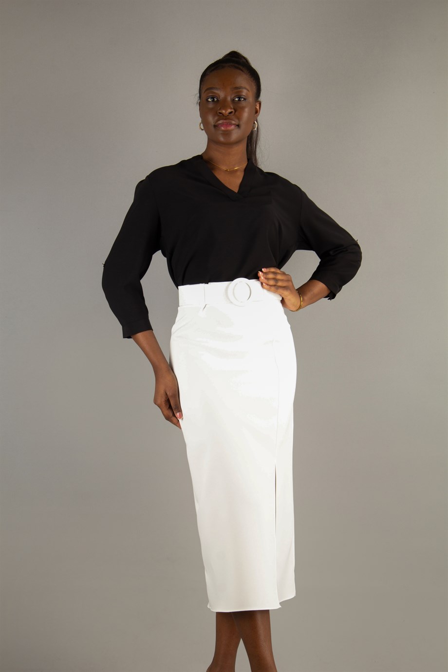 تنورة كلاسيكية ذات شق جانبي مع حزام مطابق - أبيض