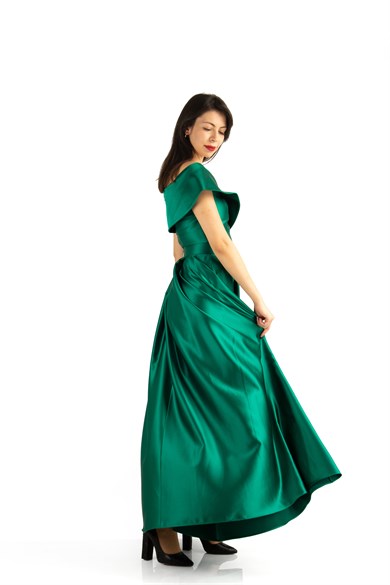 فستان ستان بحزام مكشوف الأكتاف - أخضر زمردي