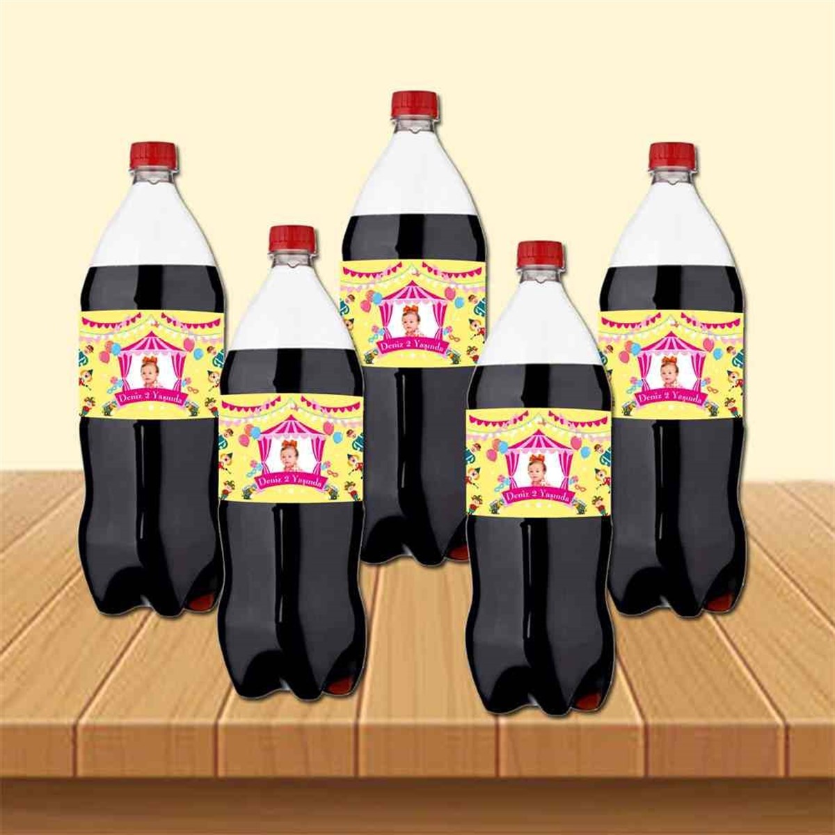 Kız Çocuğu Konsepti Cola Şisesi Bandı  