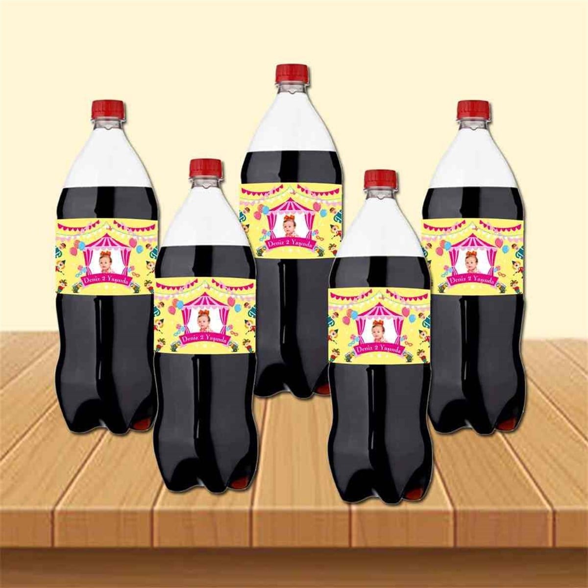 Kız Çocuğu Konsepti Cola Şisesi Bandı  