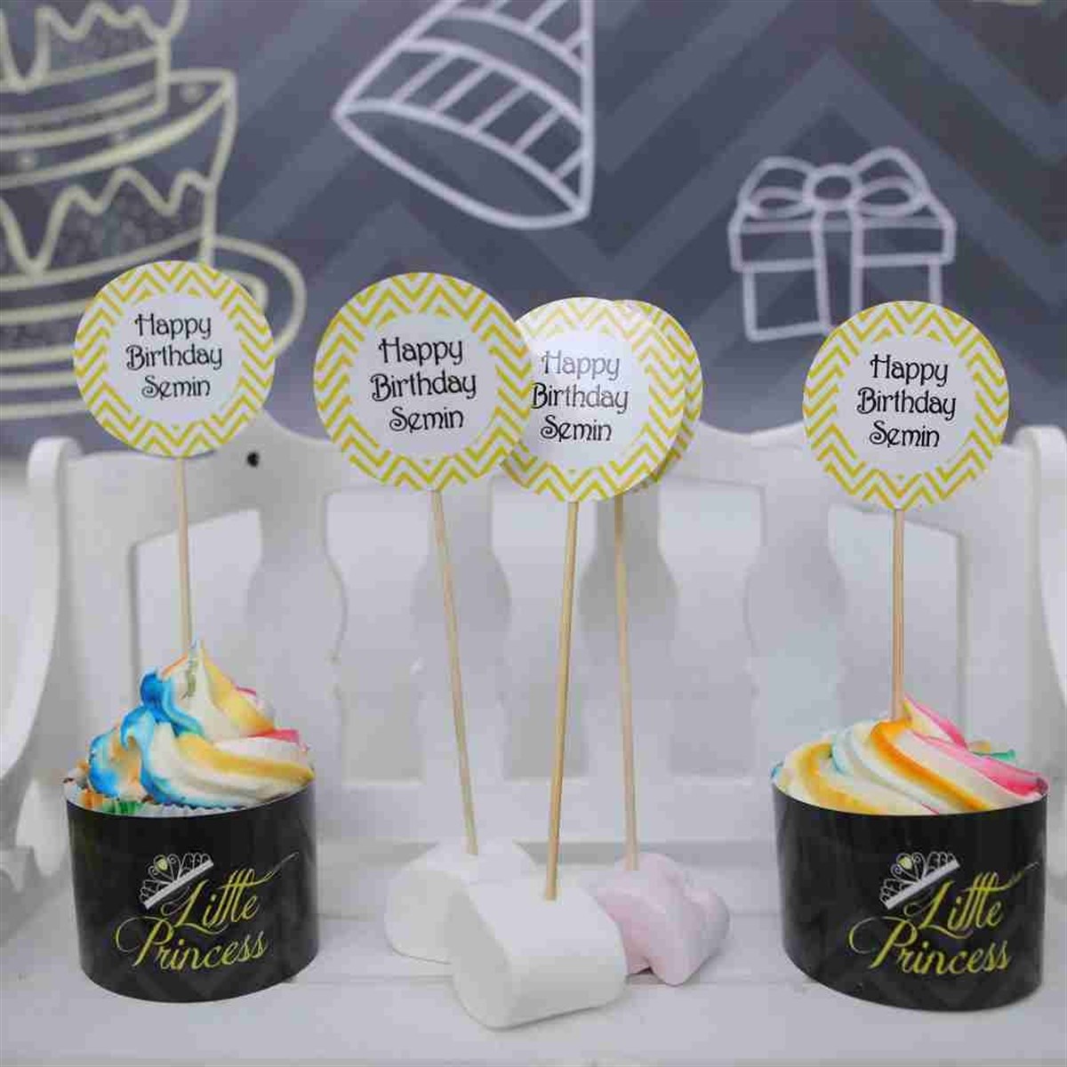 Zigzag Konsepti Kürdan Çicekli Cupcake 