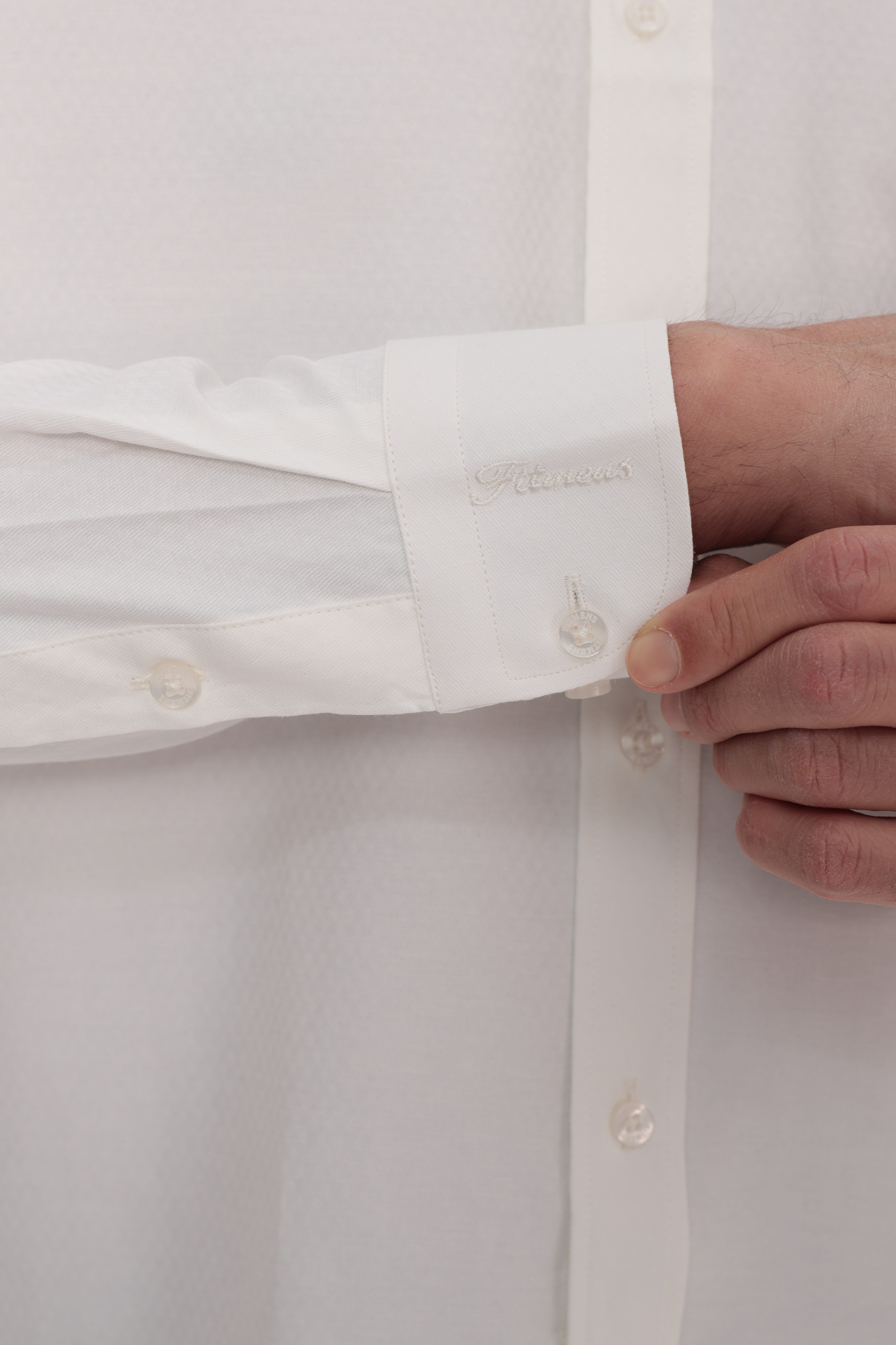 Slim Fit Uzun Kol Baklava Desen Kol Nakışlı Yaka Düğmeli Hediye Kutulu Şık Erkek Gömlek FS-004200 - Krem