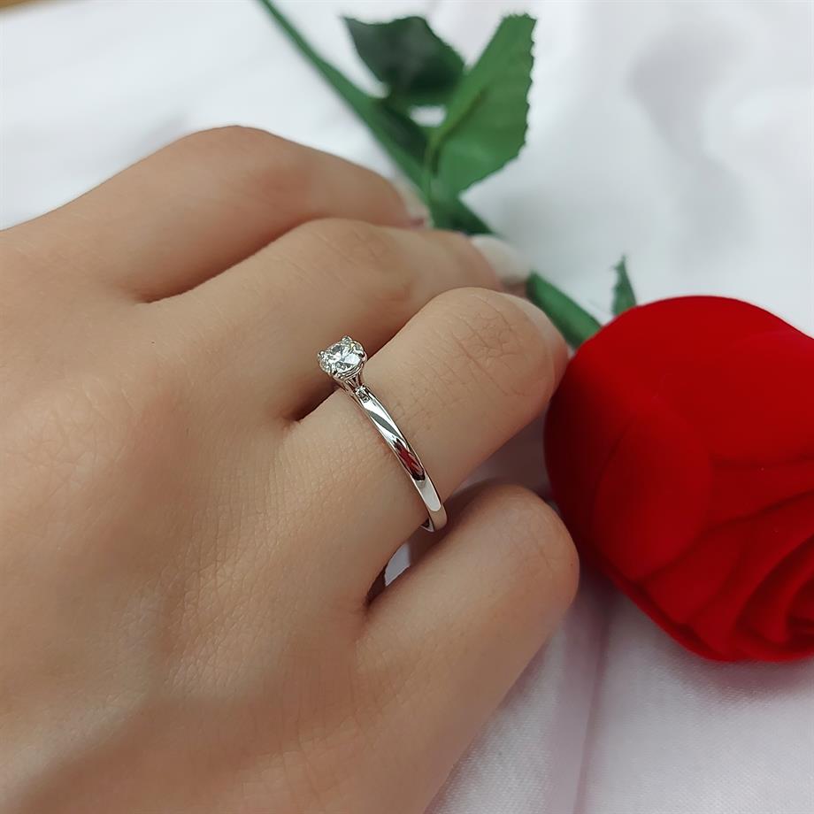 0.38 CT. FARKLI TASARIM TEKTAŞ PIRLANTA YÜZÜK