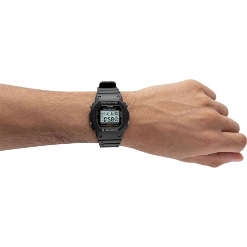 Casio G-SHOCK ICONIC DW-5600UE-1DR Kol Saati