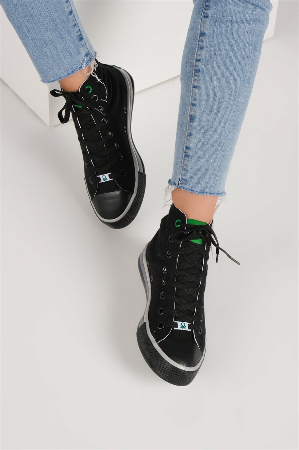 Kadın Benetton Renkli Tabanlı Boğazlı Bez Spor Ayakkabı Siyah