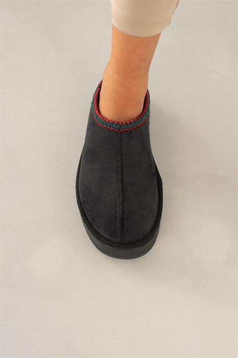 Kadın Ugg Siyah Süet Ultra Mini Nakış Detaylı Kalın Tabanlı Terlik-ayakkabı Bynduggt02