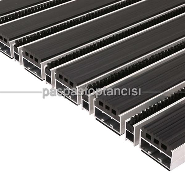 Alüminyum Paspas Yivli PVC Fitilli ve Fırça Sıyırıcılı UM2000F Siyah