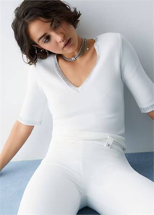Taş Detaylı V Yaka T-shirt