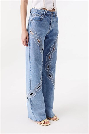 Cut Out Detaylı Jean