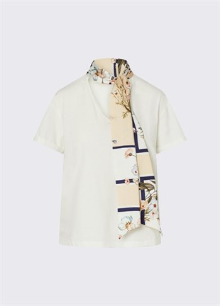 Fular Detaylı T-shirt