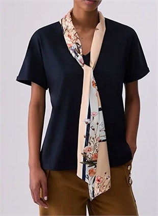 Fular Detaylı T-shirt