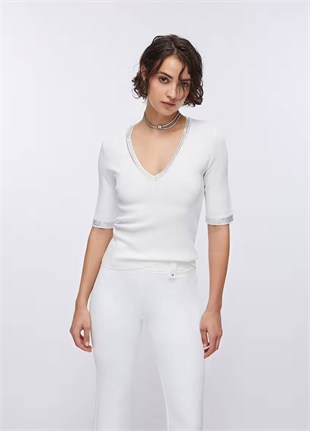 Taş Detaylı V Yaka T-shirt
