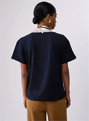 Fular Detaylı T-shirt