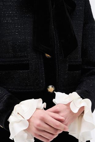 Fiyonk Detaylı Siyah Crop Ceket