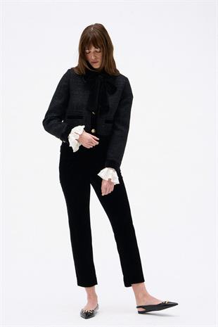 Fiyonk Detaylı Siyah Crop Ceket