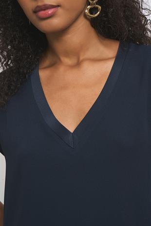V Yaka Logo Detaylı Bluz