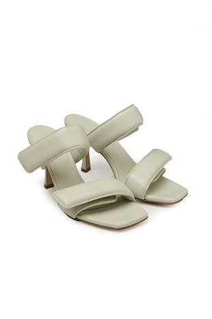 Krem Çift Bantlı Topuklu Terlik