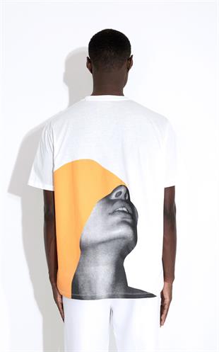 Arkası Baskılı Beyaz Bisiklet Yaka T-shirt