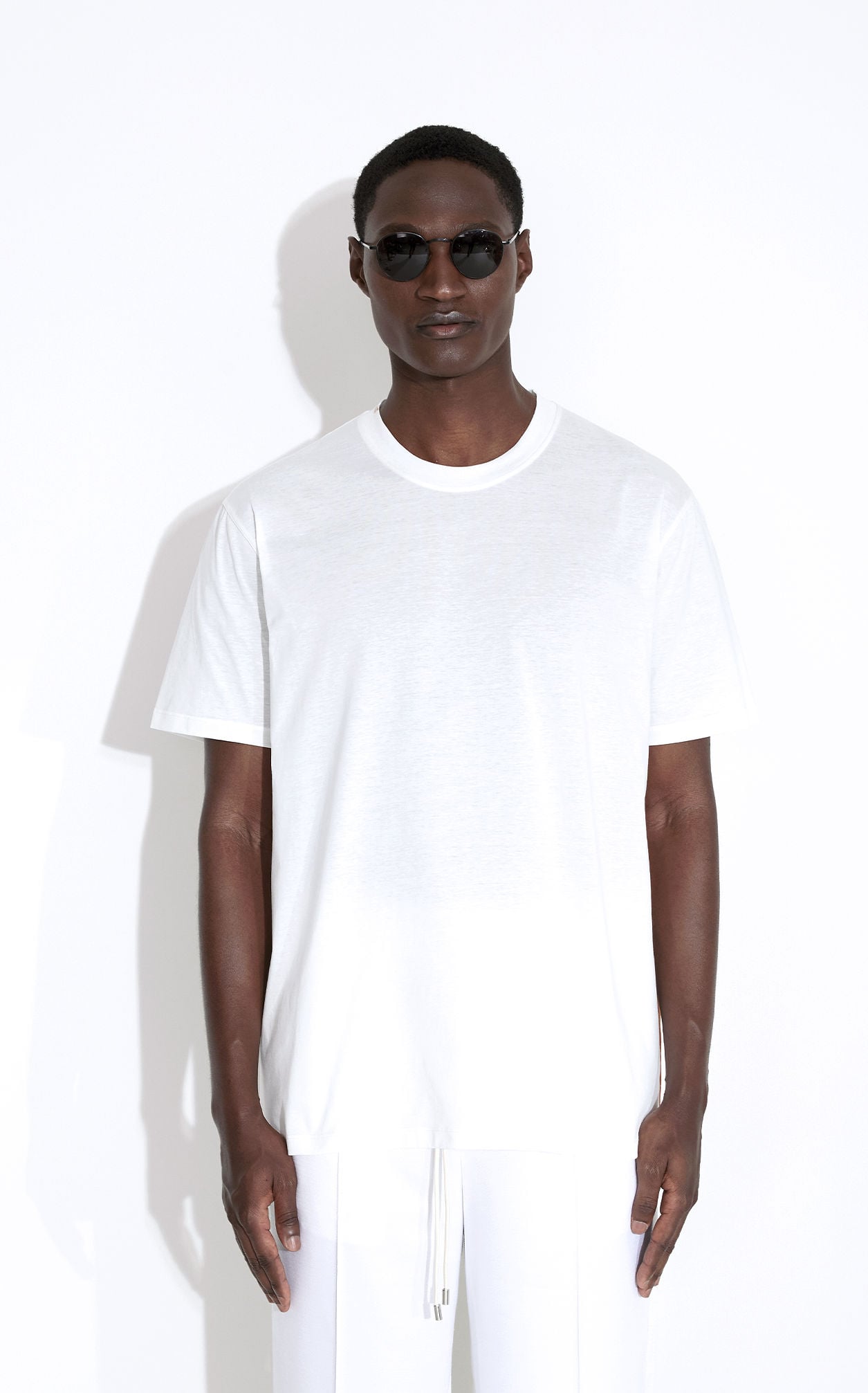 Arkası Baskılı Beyaz Bisiklet Yaka T-shirt