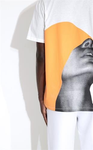 Arkası Baskılı Beyaz Bisiklet Yaka T-shirt