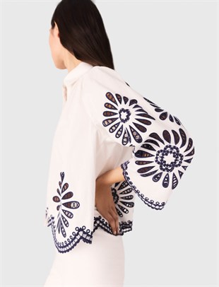 Beyaz Kroşe Detaylı Gömlek