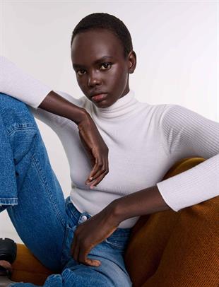 Boğazlı Vücudu Saran Triko Kazak