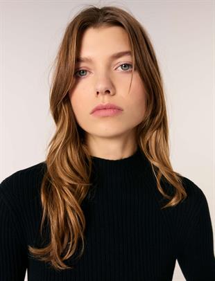 Boğazlı Yaka Siyah Triko