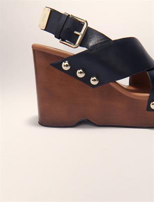 Çapraz bantlı deri topuklu sandalet