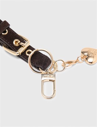 Charm Detaylı Kemer Formlu Siyah Süet Anahtarlık