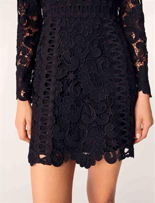 Güpür işlemeli siyah mini elbise