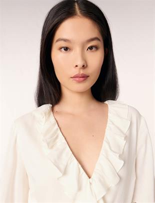 Kol detaylı beyaz mini elbise