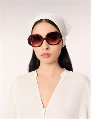 Kol detaylı V yaka beyaz gömlek