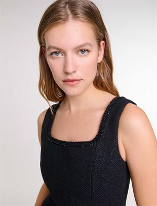 Simli Kare Yaka Kalıplı Elbise