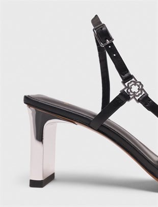Siyah Bantlı Topuklu Sandalet