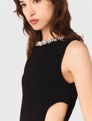 Siyah Taş İşlemeli Yan Dekolteli Midi Elbise